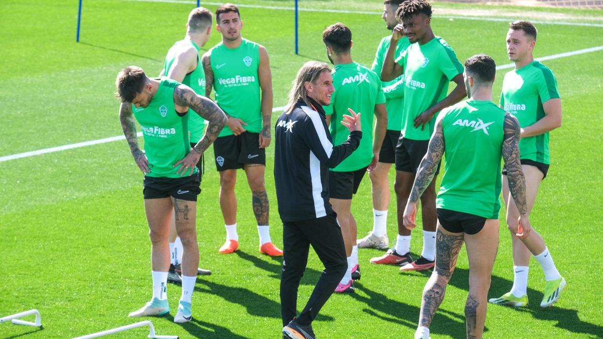 Beccacece dialoga con sus futbolistas, durante un entrenamiento