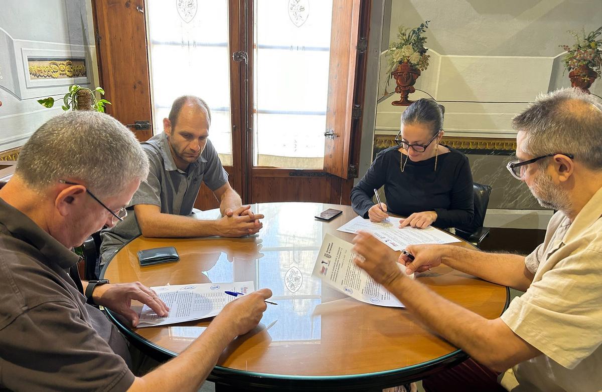 La alcaldesa de Carcaixent, Carolina Almiñana, y el técnico de Deportes del consistorio, Samuel Valle, han recibido en el Ayuntamiento al presidente de la FBCV, Salvador Fabregat, para rubricar este acuerdo.