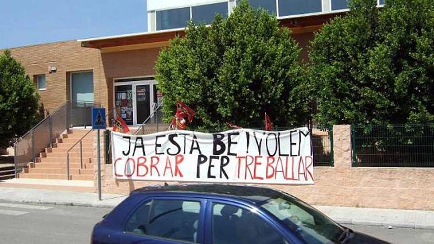 Los trabajadores colocaron una pancarta en la piscina.