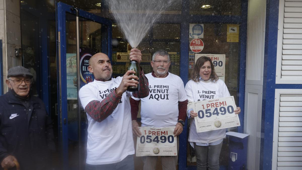 Gordo de la Lotería en Barberà del Vallés. El lotero Alfonso Ibáñez, de la administración 2 de la localidad, celebra haber vendido 5 series del gordo de la Lotería.