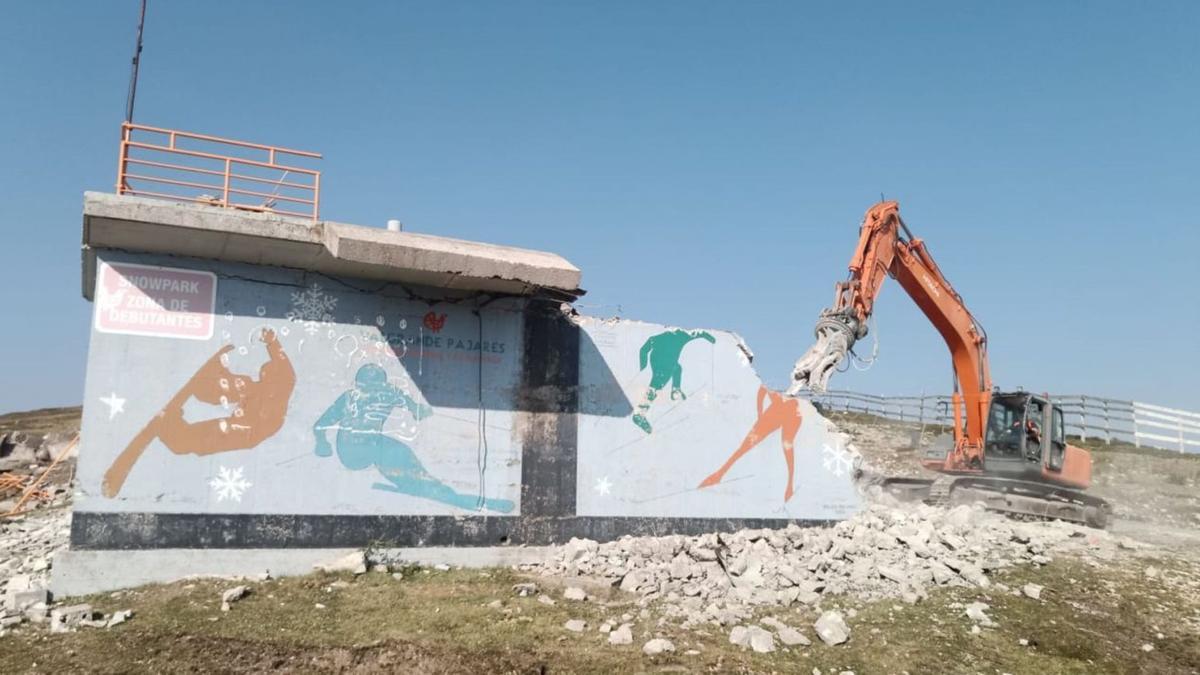 Una pala, ayer, trabajando en la zona alta de la estación lenense.