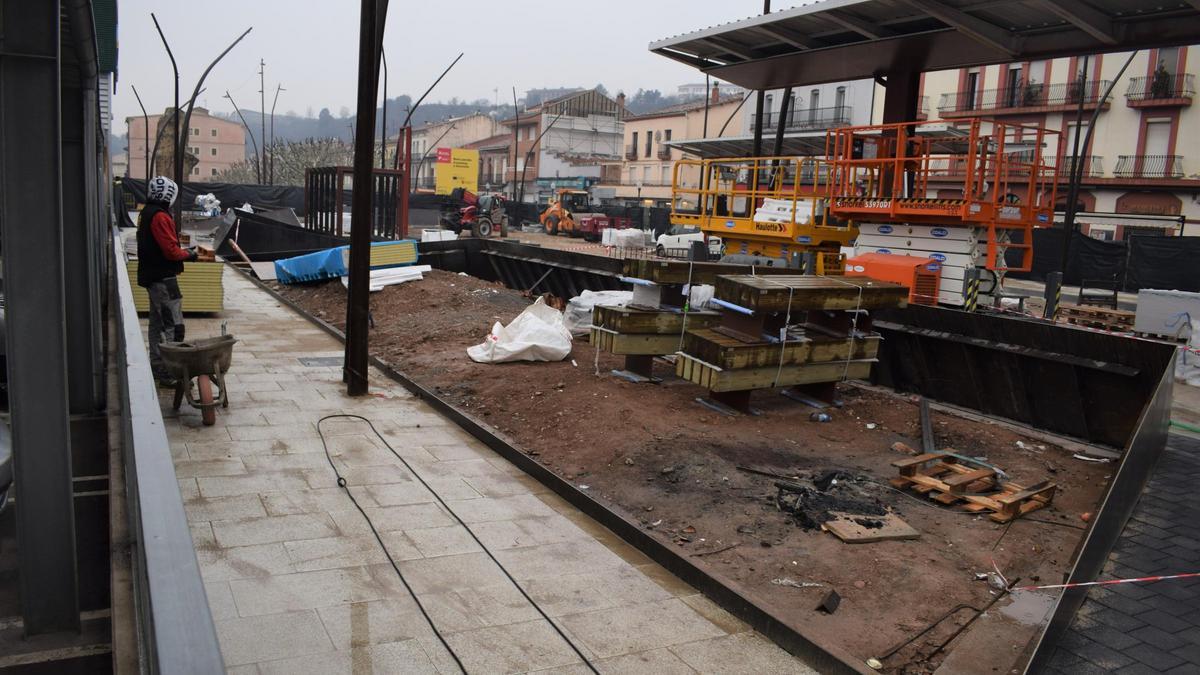 Estat actual de les obres de la parada d’autobusos de Gironella, a l’Avinguda Catalunya