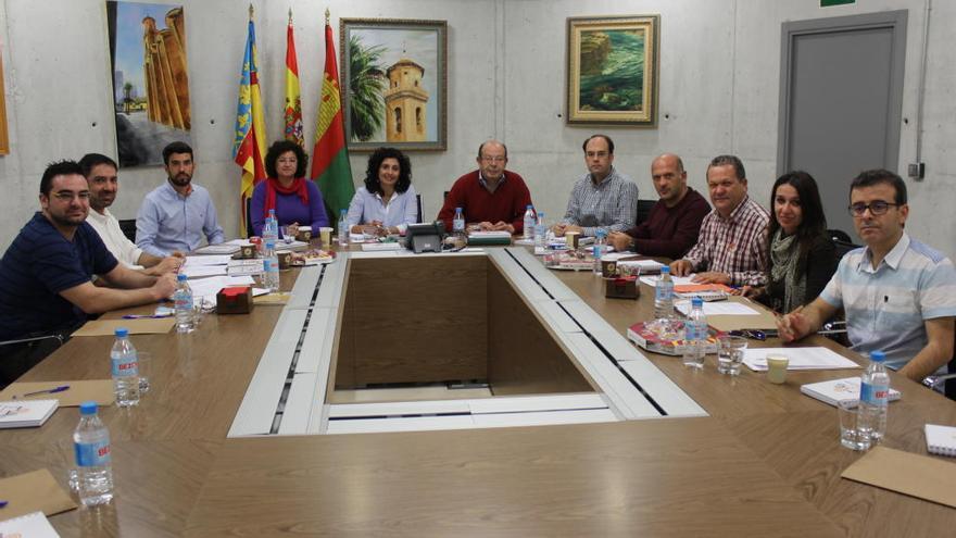 Una de las reuniones, en Pilar de la Horadada, del Pacto por el Empleo de los tres municipios participantes