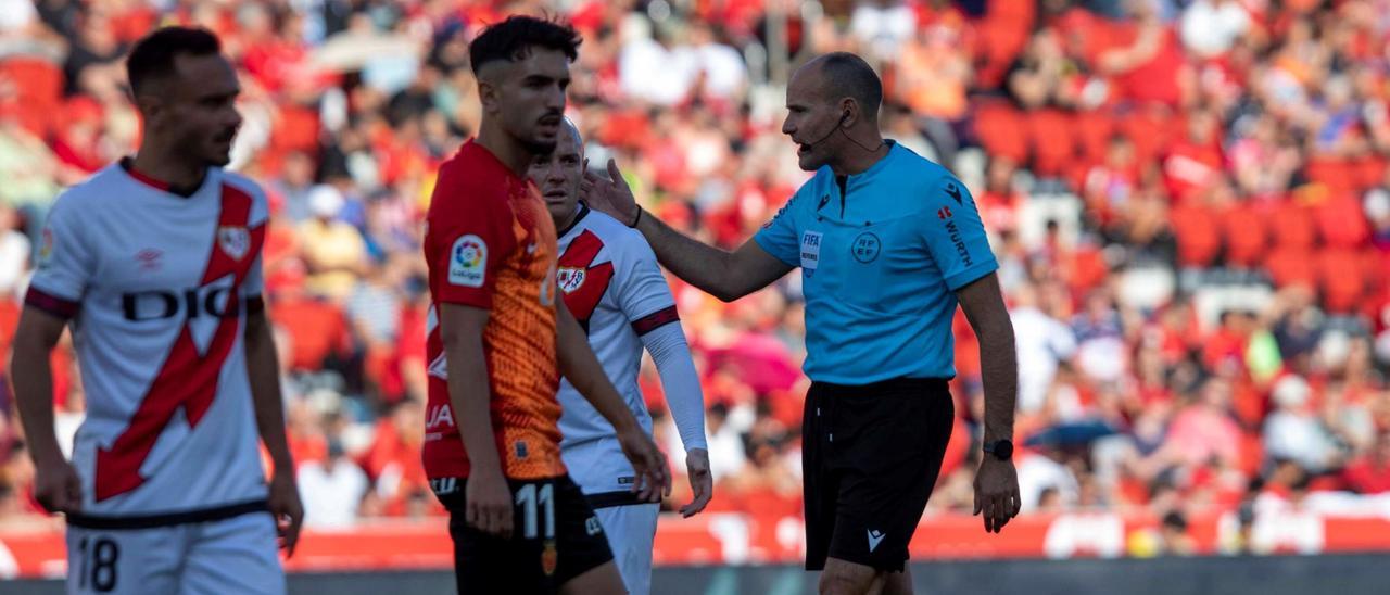 Morlanes y Mateu Lahoz, en el partido de Son Moix