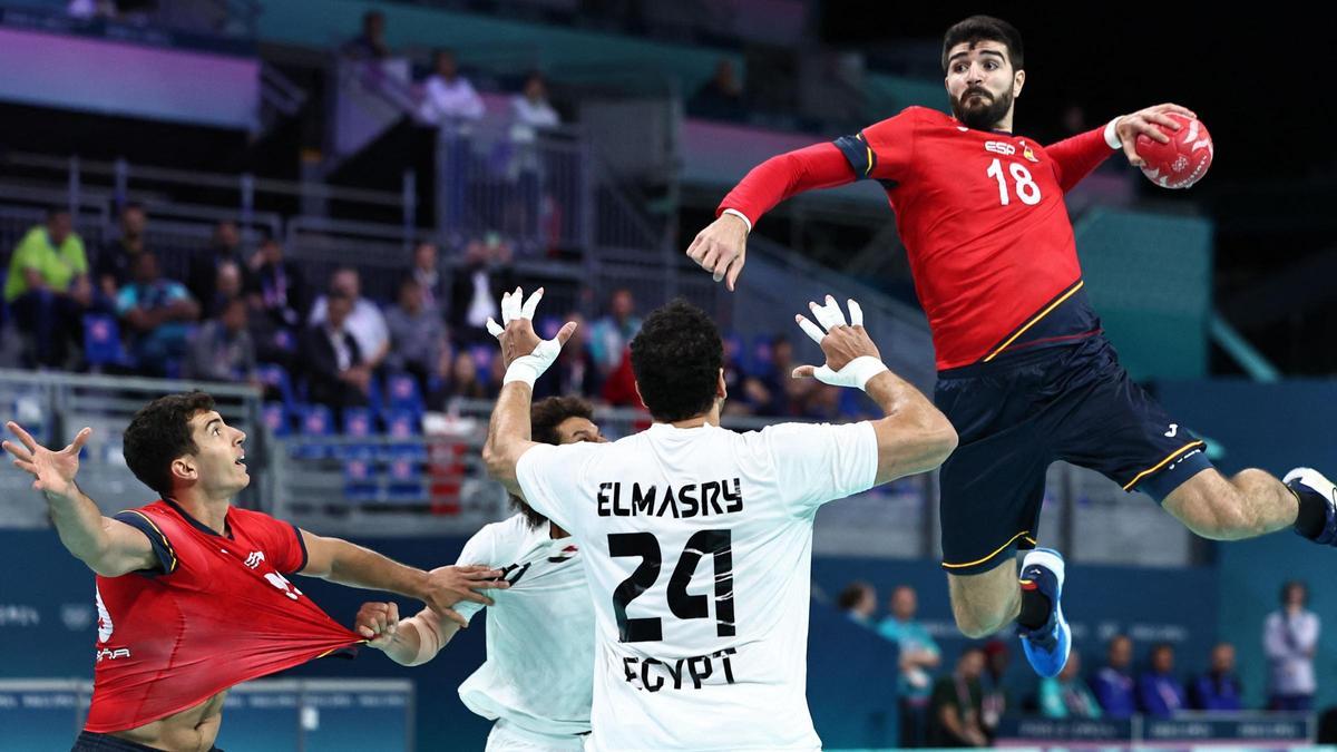 El español Imanol Garciandia busca el disparo durante el partido de cuartos de final de balonmano masculino entre España y Egipto de los Juegos Olímpicos de París 2024