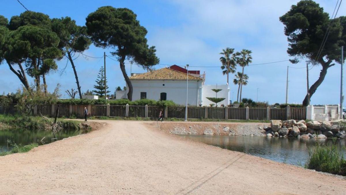 El acceso, de tierra compactada, se destruye con cada temporal. | ISABEL CALPE