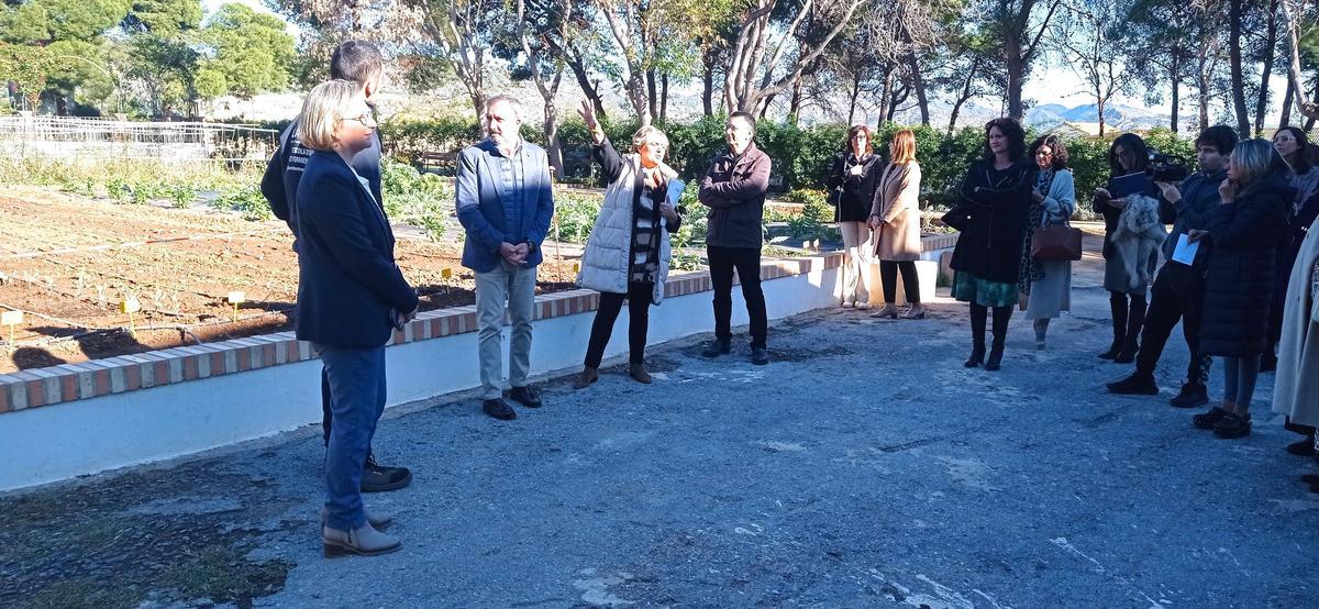 Un momento de la visita al huerto ecológico.