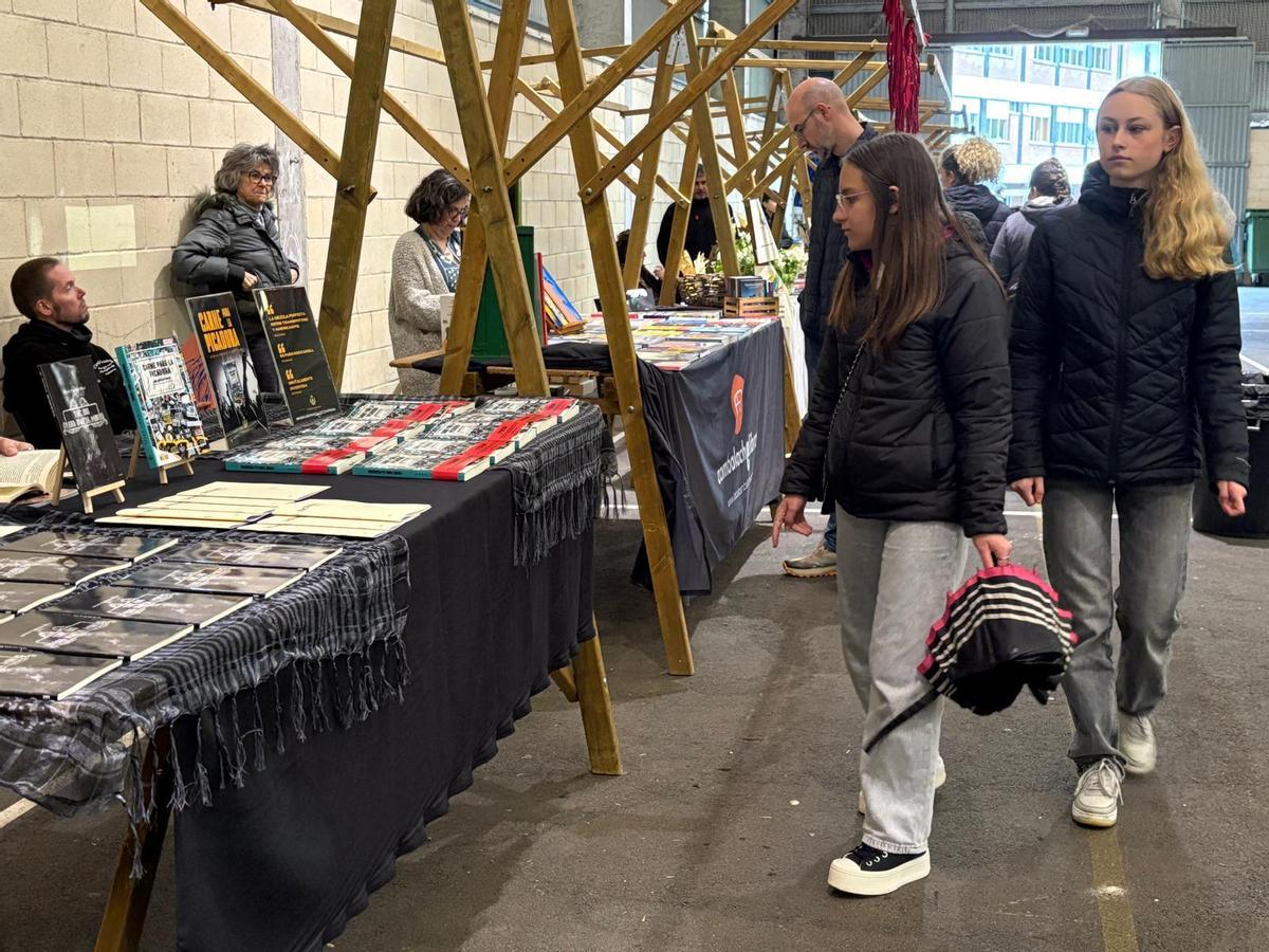 Feria del Libro de Navelgas en la edición de 2025.