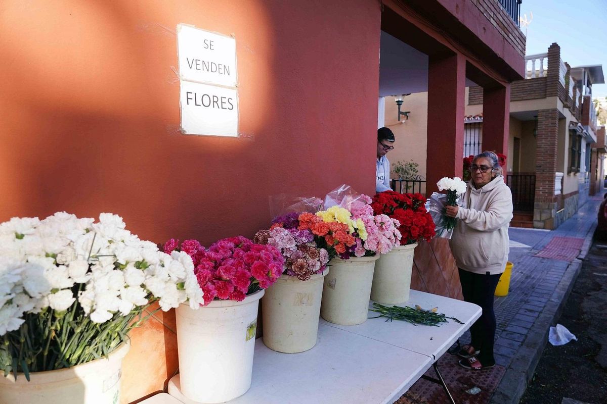 Amalia la florista preparaba este miércoles su puesto de flores delante del Cementerio del Palo.