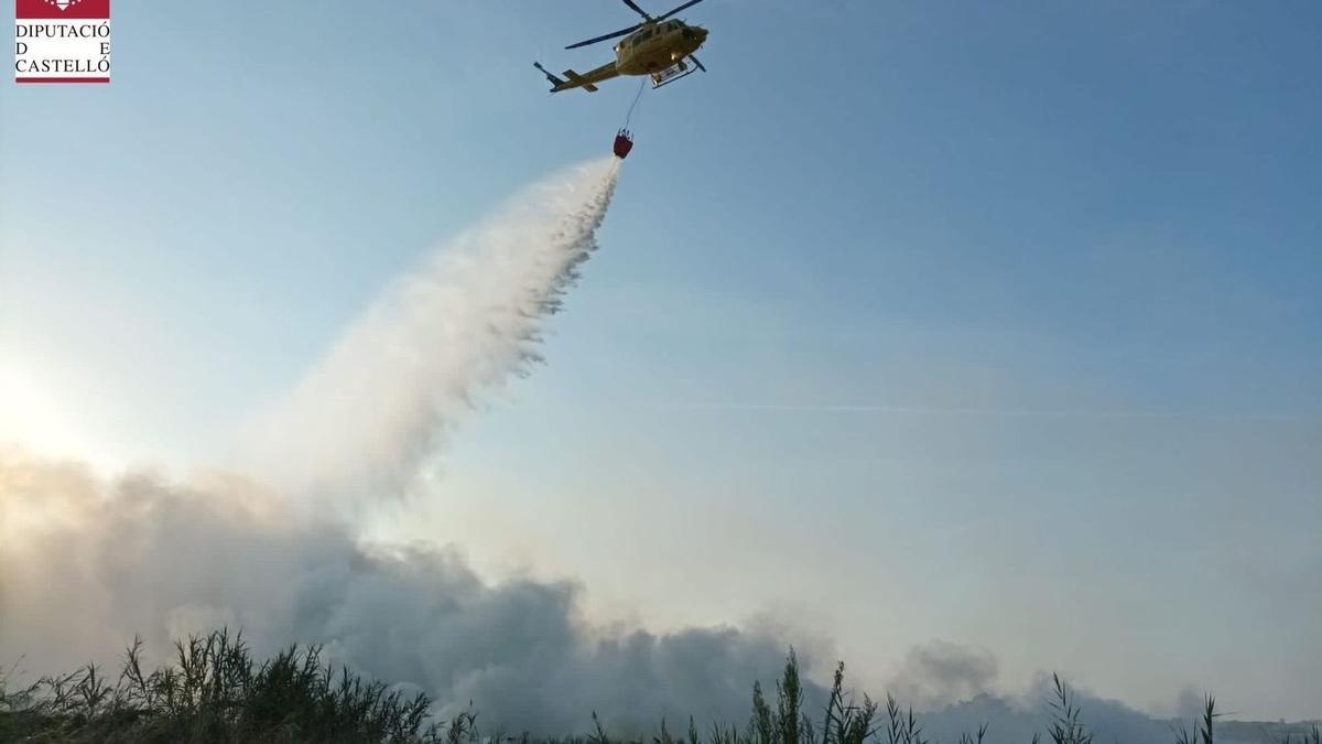 El helicóptero que está interviniendo para apagar el fuego.