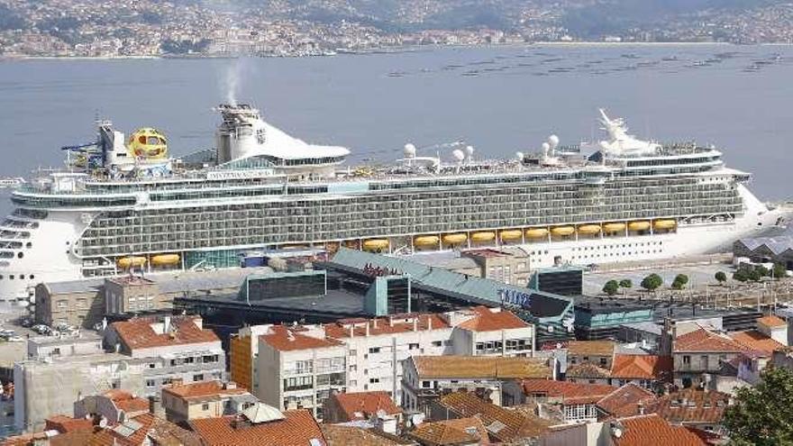 El &quot;Independence of the Seas&quot;, atracado ayer en la Estación Marítima. // Marta G. Brea