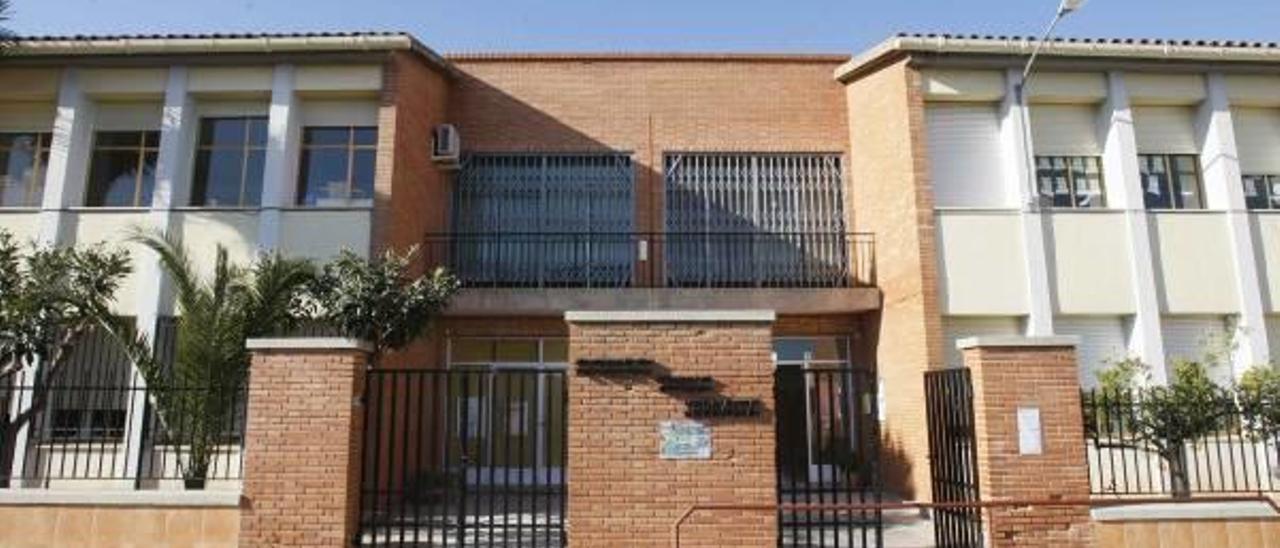 Fachada del colegio de Benifairó de les Valls que será ampliado.