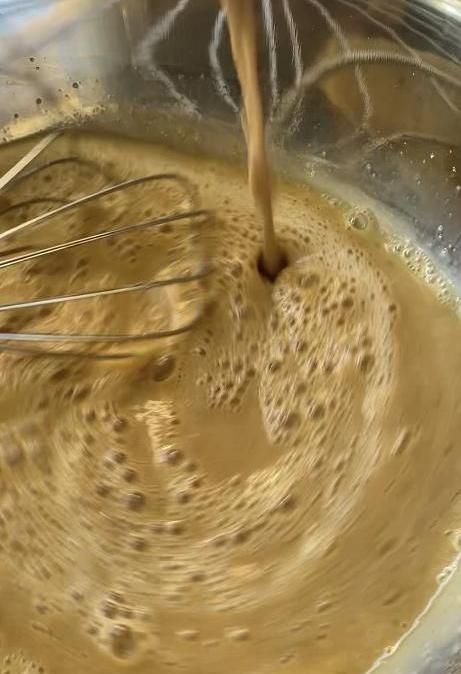 Flan de café: Añadir a los huevos, la leche con café