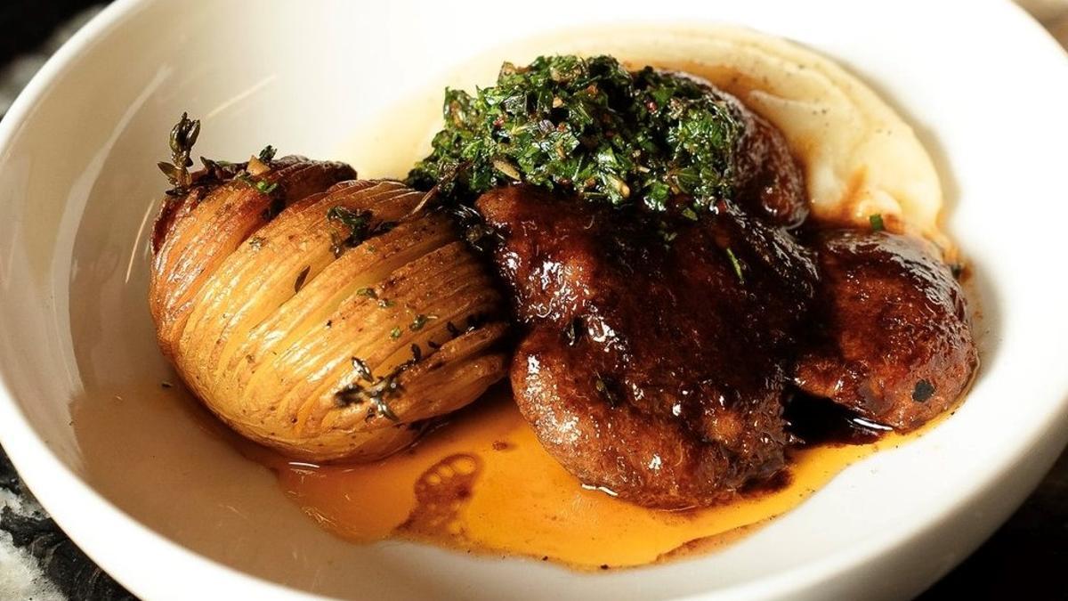 Melena de león (una seta con textura de molleja) con patatas trufadas y chimichurri del restaurante Fronda Pasaje.