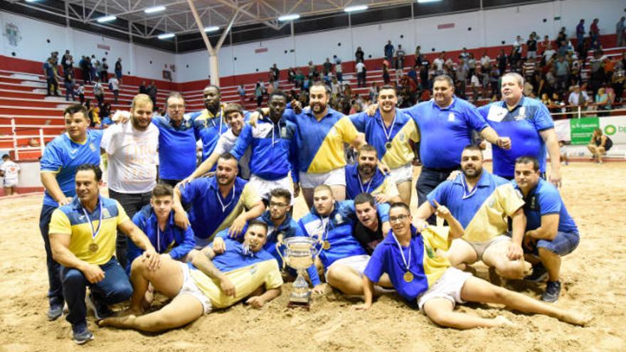 La formación guamasera, posando con el trofeo de campeones de la Copa.