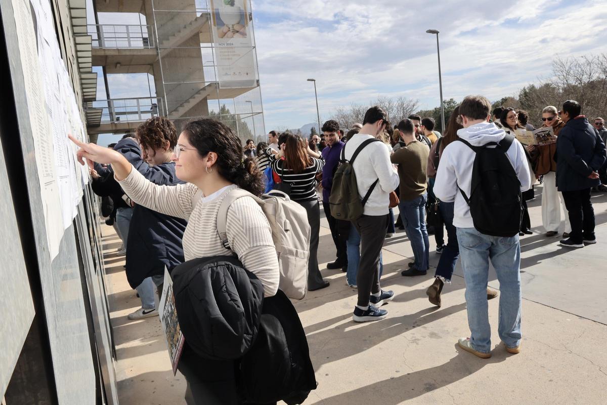 Aspirantes a una plaza MIR revisan los listados antes de acceder a la prueba en la UMU