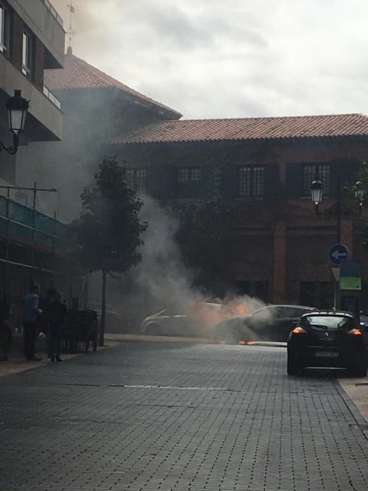 Susto en el centro de Oviedo al arder un coche en marcha.