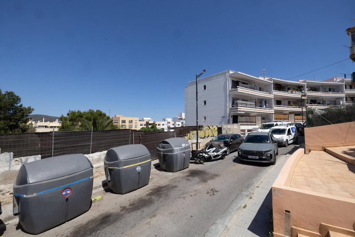 Imágenes del solar okupado de Ibiza con "riesgo real de incidente grave"