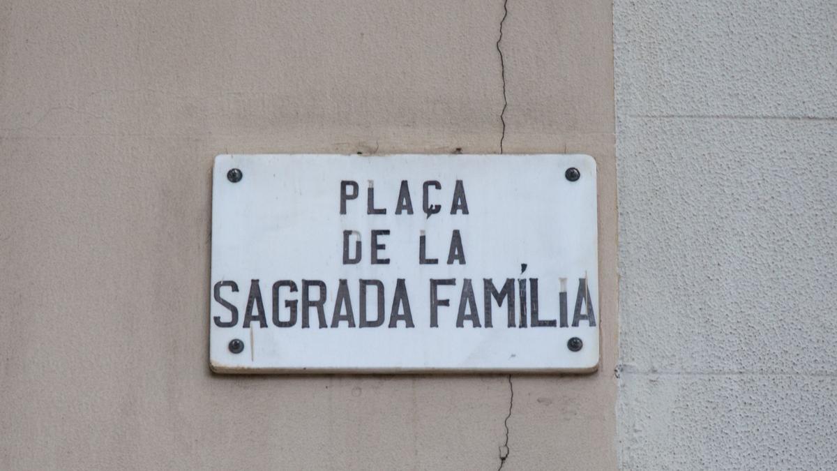 Plaza de la Sagrada Família. Es, junto a la de Gaudí, una de las dos plazas que flanquean uno de los dos templos expiatorios de la ciudad, la Sagrada Família.