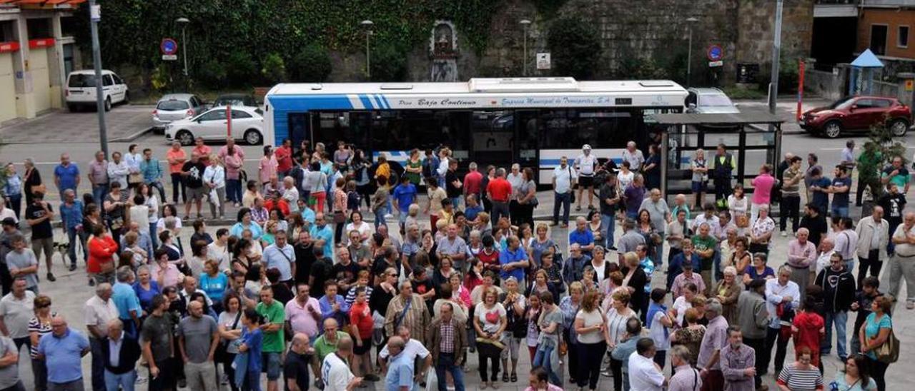 La protesta organizada por los vecinos tras ordenar Hacienda el cierre de Emutsa.