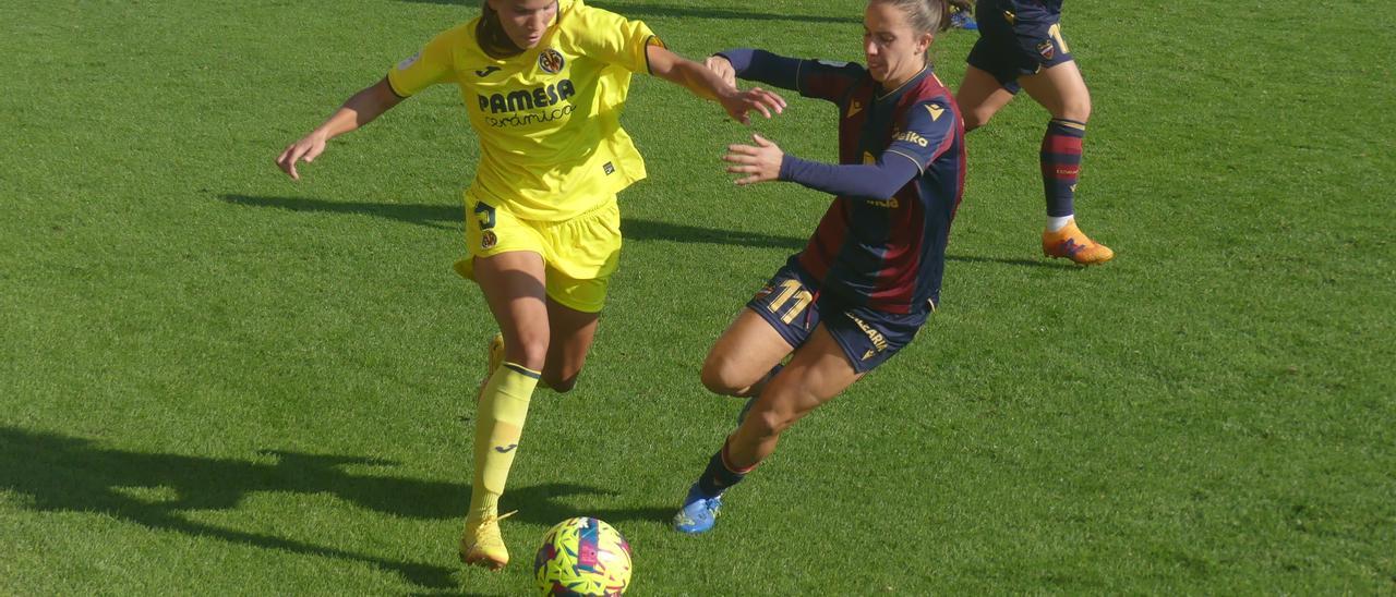 La zaguera amarilla Giménez conduce un balón ante la presión de Tatiana.