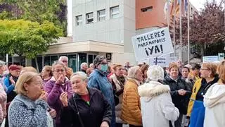 Protesta de los mayores ante el Ayuntamiento en San Vicente por los retrasos de cuatro meses en las actividades