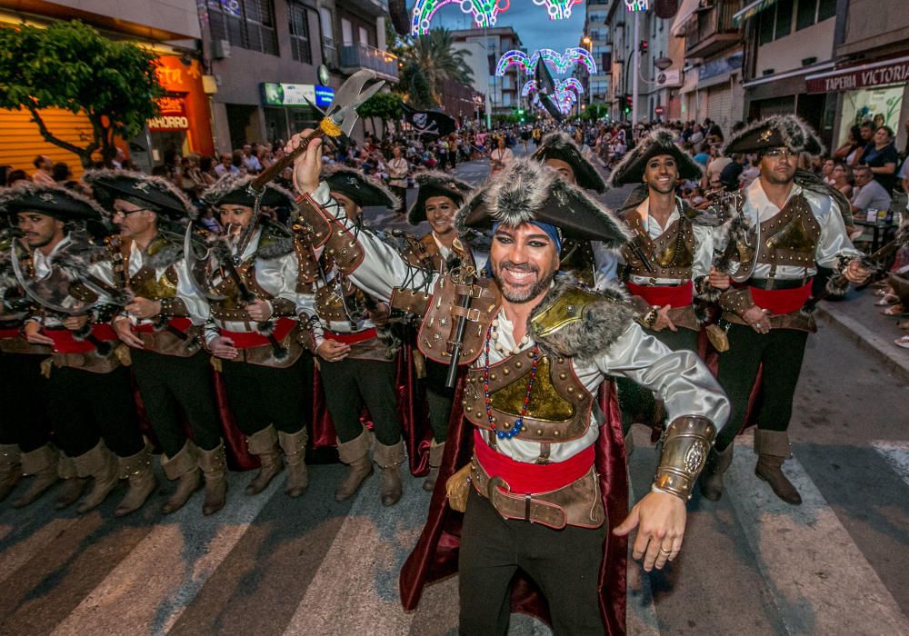 El espectáculo recrea la conquista de la isla de Tortuga con un boato de casi 400 personas, animadas danzas y guiños a la historia