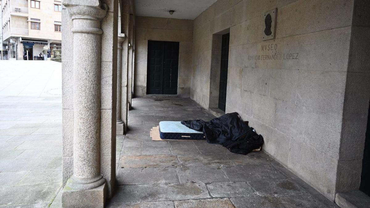 Pertenencias de una persona sin hogar que pernocta en el casco histórico.