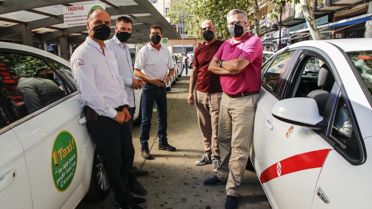 Profesionales en la parada de plaza de América. Aguantaron diez meses de pandemia hasta que se vieron forzados a pedir una reducción de vehículos de guardia para reducir gastos, al no llegar ingresos.