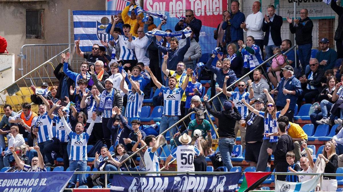 Aficionados del Atlético Baleares en el estadio del Teruel el pasado domingo.