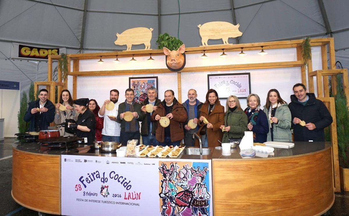 El conselleiro Román Rodríguez, sexto por la izquierda, con Ovidio Rodeiro, séptimo, y José Crespo, octavo