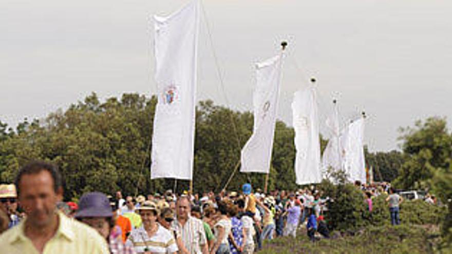 Procesión de los pendones camino de la ermita de la Virgen del Castillo.