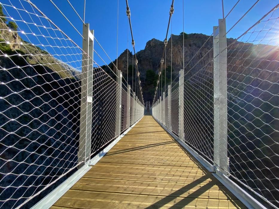 Inauguran el puente colgante de El Saltillo, en la Axarquía