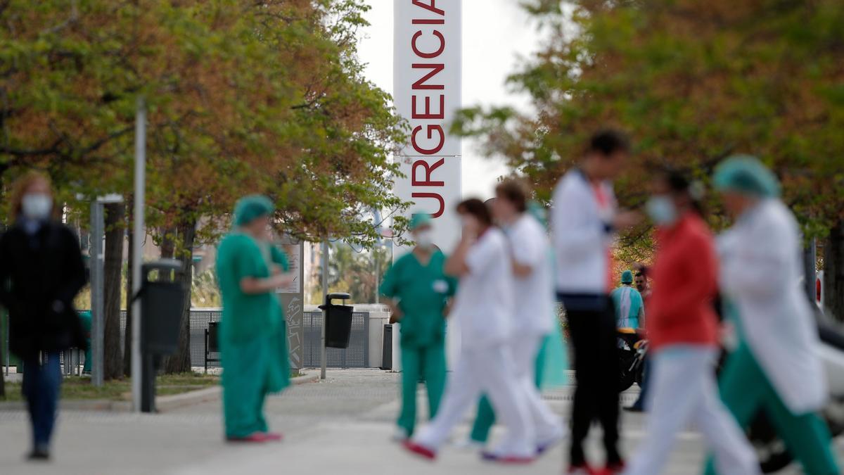 Personal sanitario, a las puertas de un hospital, en una imagen de archivo