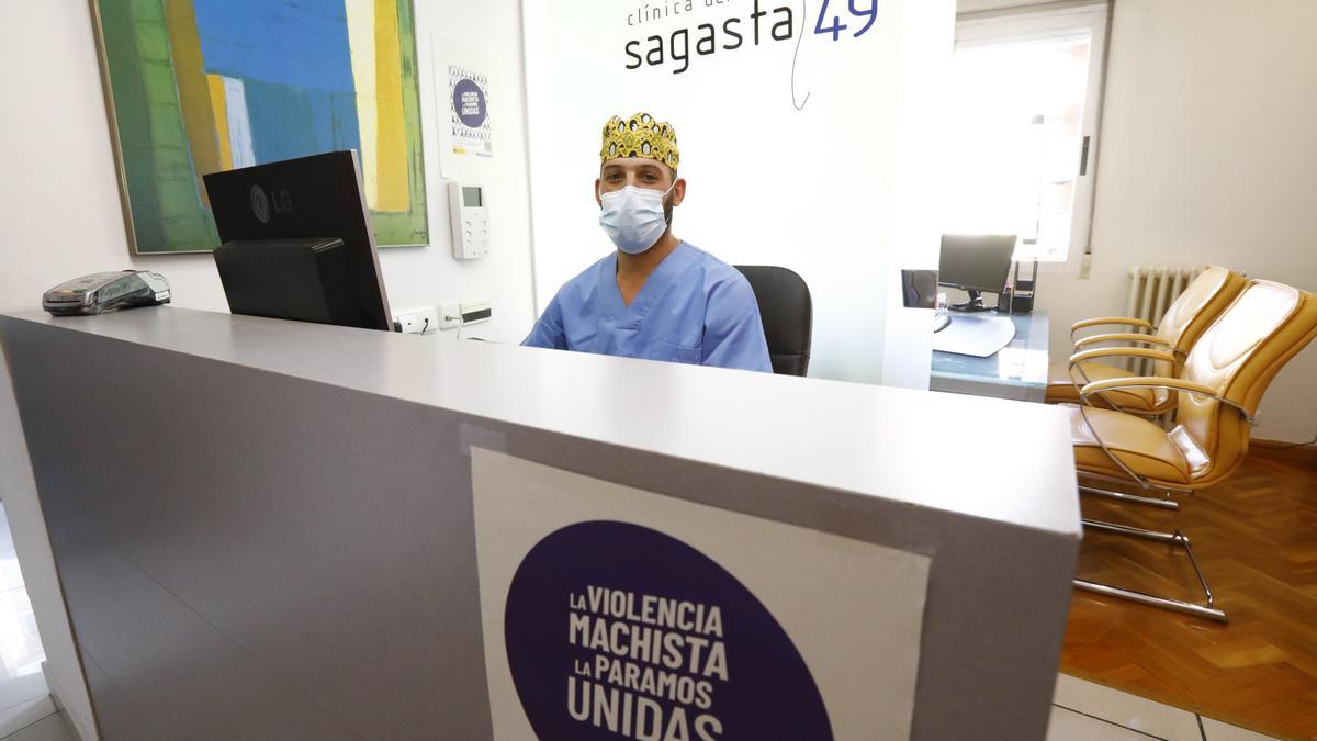 El odontólogo Raúl Sampietro codirige la clínica dental Sagasta, uno de los primeros establecimientos adheridos.