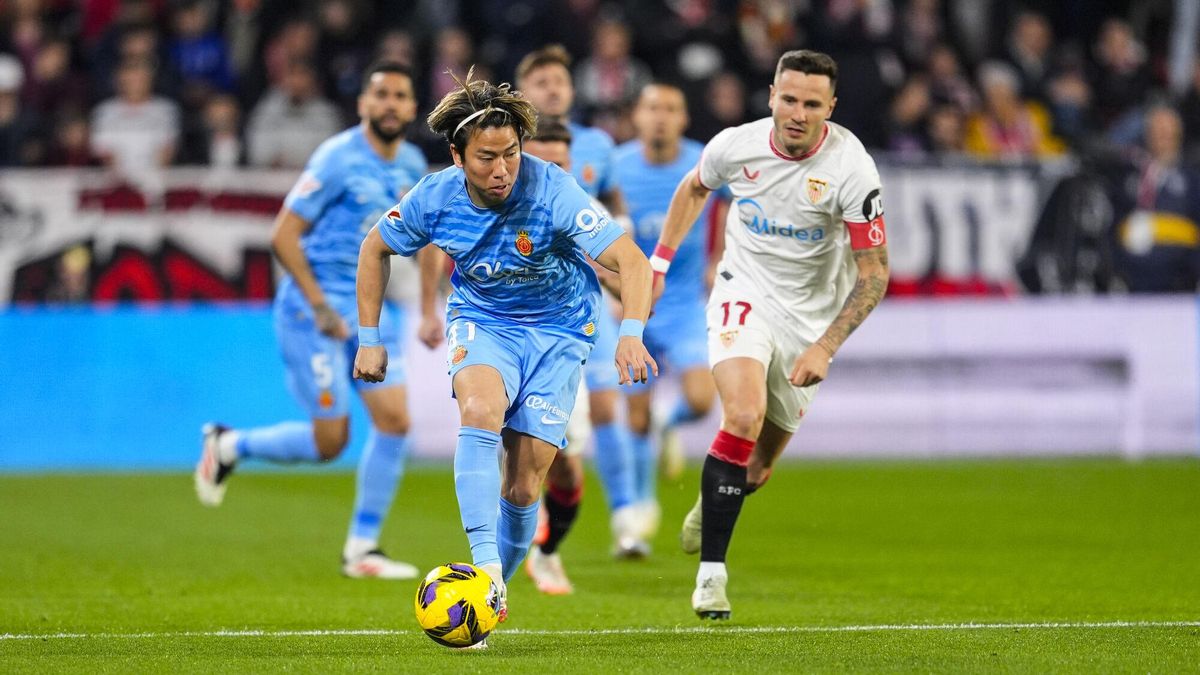 Takuma Asano of RCD Mallorca in action during the Spanish league, LaLiga EA Sports, football match played between Sevilla FC and RCD Mallorca at Ramon Sanchez-Pizjuan stadium on February 24, 2025, in Sevilla, Spain. AFP7 24/02/2025 ONLY FOR USE IN SPAIN. Joaquin Corchero / AFP7 / Europa Press;2025;SPORT;ZSPORT;SOCCER;ZSOCCER;Sevilla FC v RCD Mallorca - LaLiga EA Sports;