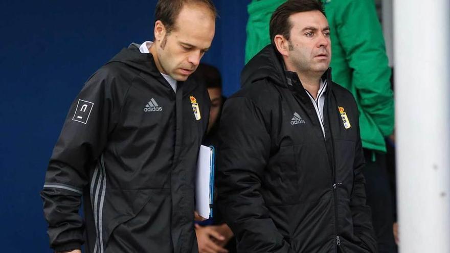 Olíver García, a la izquierda, y Luis Arturo, segundo y primer entrenador del Oviedo B, en El Requexón.