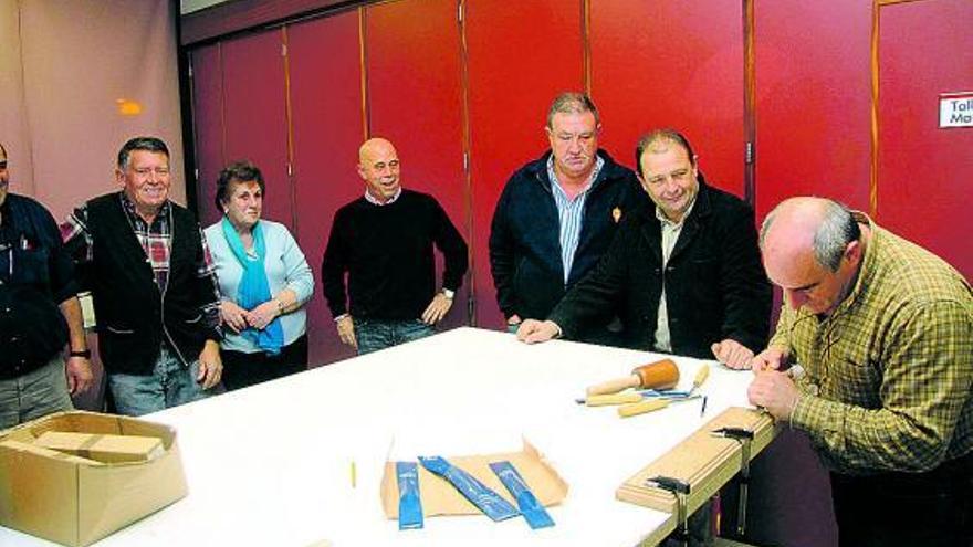 Un grupo de socios de El Costeru, en el taller de talla de madera.