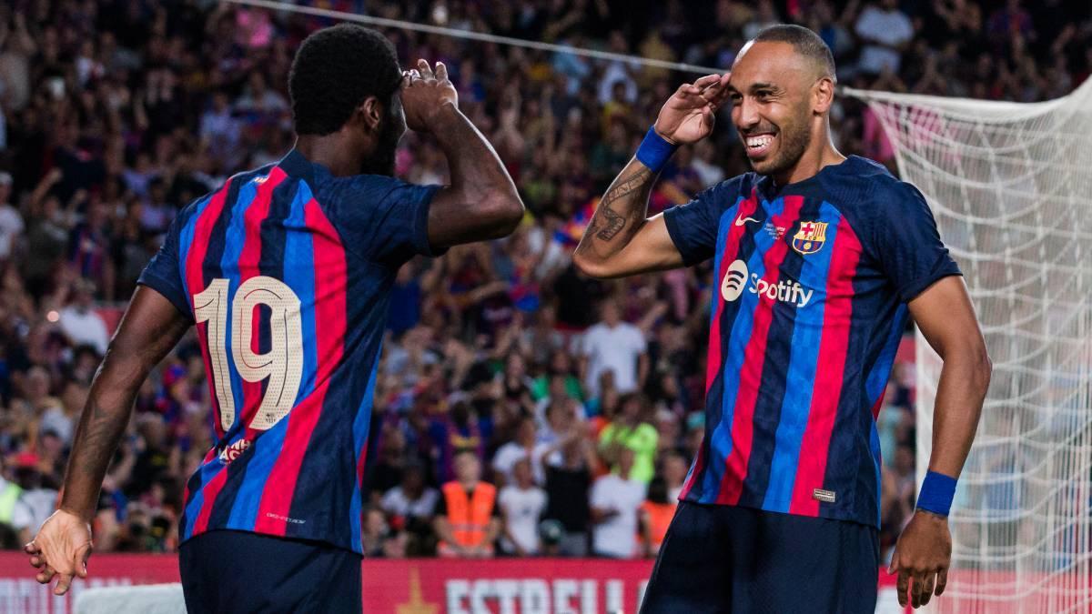 Aubameyang y Kessié celebran un gol en el Gamper