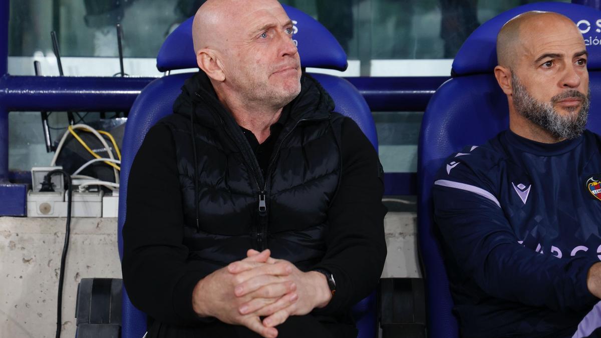 Julián Calero, el el banquillo ante el Athletic.