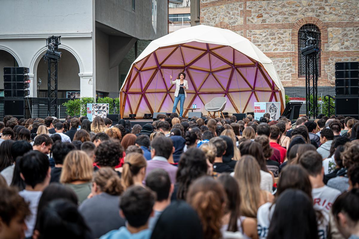 Encuentro entre la filósofa Marina Garcés y varios grupos de secundaria, en el marco de la Bienal de Pensamiento