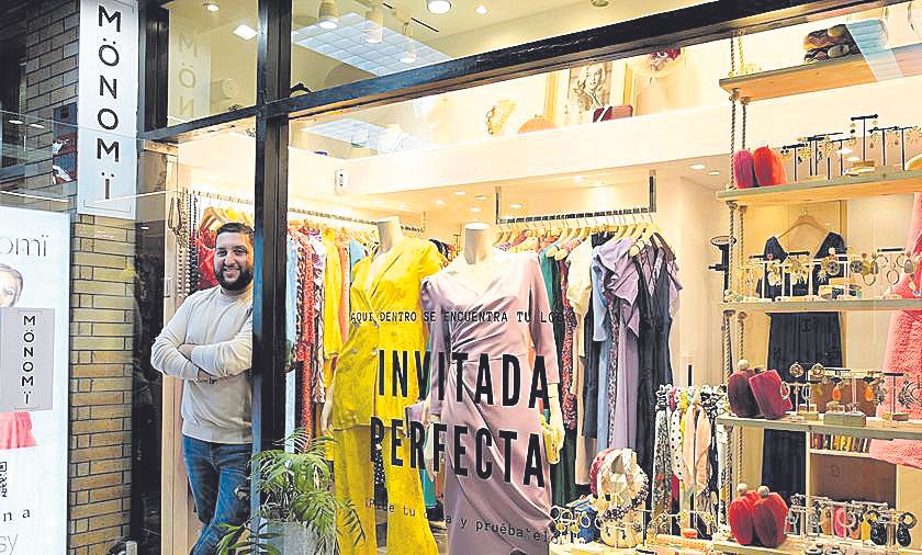 Charly Ferrer vende vestidos de fiesta en Mönomï.