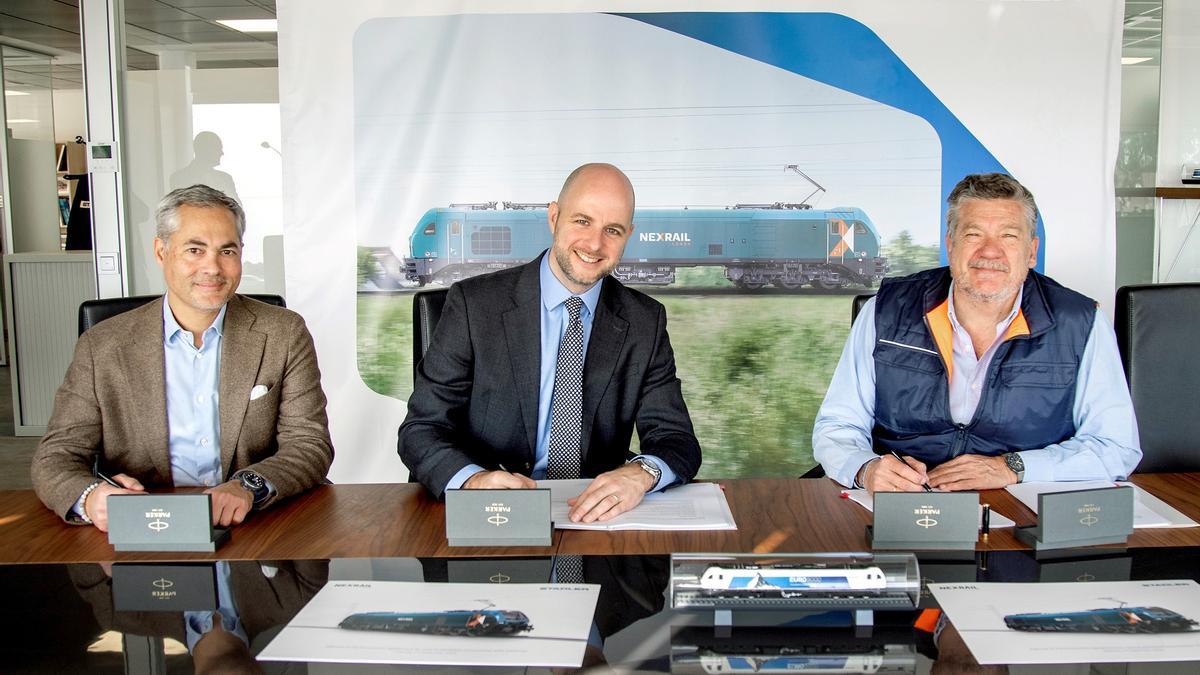Directivos de Nexrail y de Stadler, tras firmar el contrato.