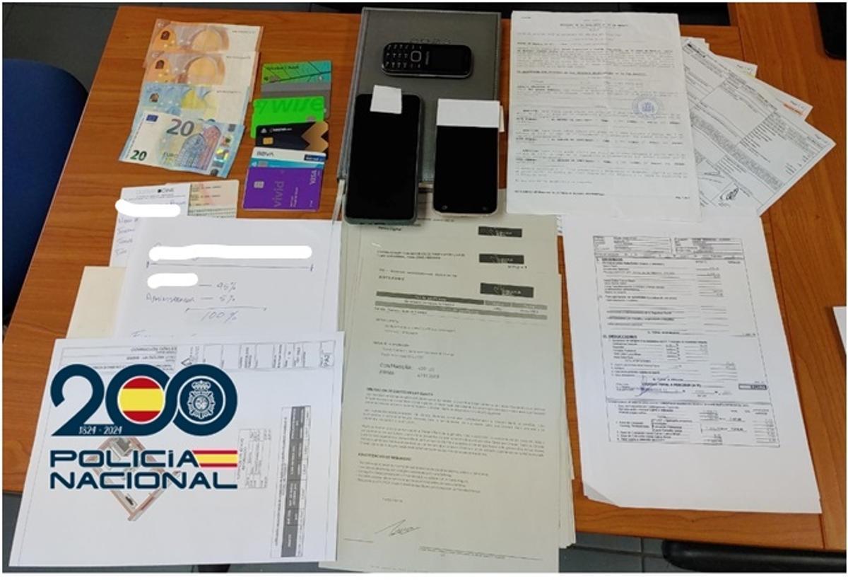 Documentación, móviles, tarjetas y dinero incautados por la Policía Nacional en la investigación