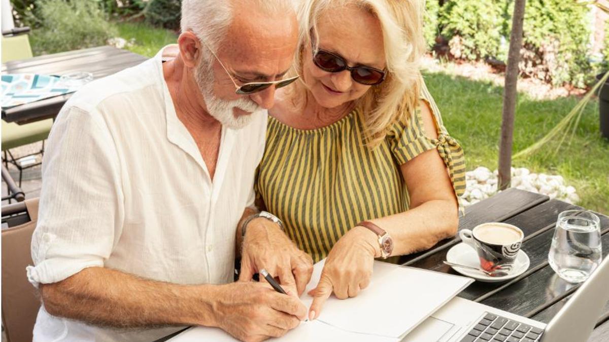 Una pareja revisa documentación