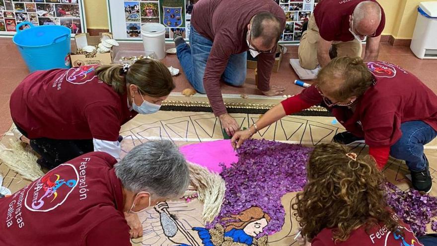 La alameda de A Estrada acoge la primera muestra en Galicia de alfombrismo de Navidad