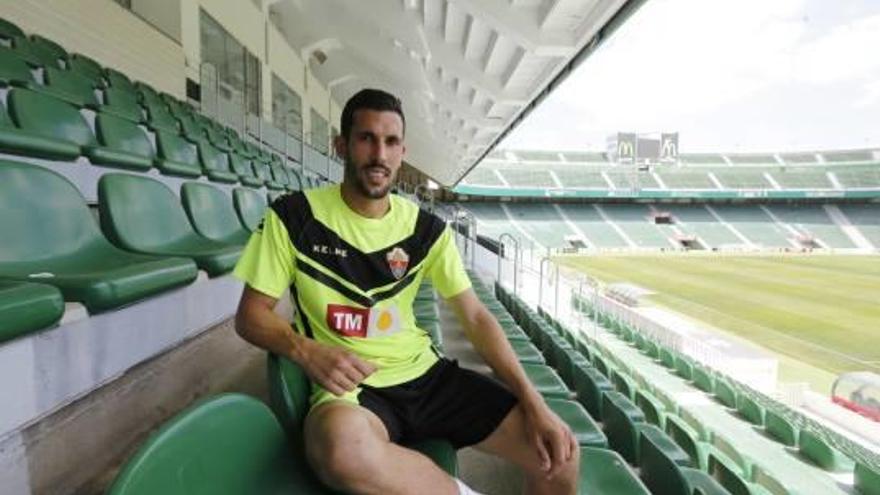 El lateral Tekio, en la grada del estadio Martínez Valero.