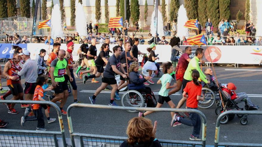 Sortida d&#039;un dels blocs de la Marató de Barcelona per visibilitzar diverses causes solidàries, el 12 de març de 2017