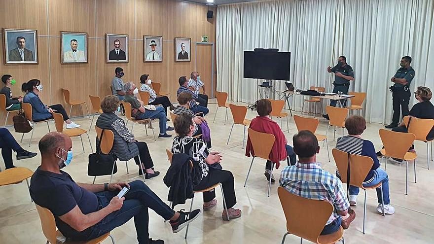 Un grupo de ciudadanos durante una de las charlas.