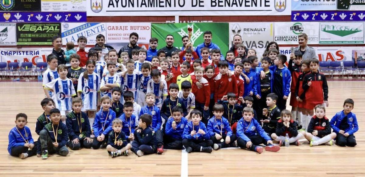 Varios equipos que han participado en el Torneo de Fútbol Sala. | E. P.